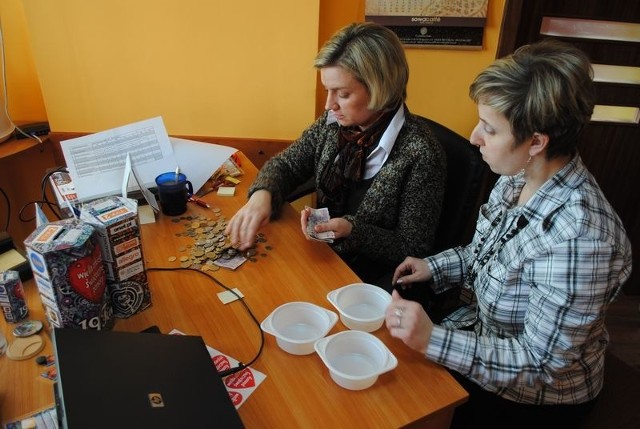 Barbara Kasprzak (z lewej) i Anna Nowicka liczą zebrane pieniądze w szubińkim sztabie WOŚP