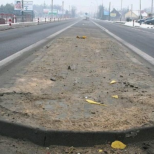 33-letni kierowca z Niska ściął znaki, uderzył w inne auto i uciekł z miejsca zdarzenia. Zatrzymano go na policyjnej blokadzie.