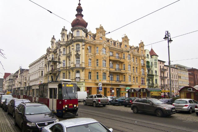 Narożna kamienica na pl. Wolności i Gdańskiej to pomnik Józefa Święcickiego, podziwiany przez pokolenia