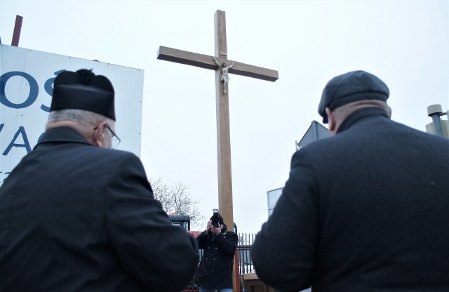 U zbiegu ul. Świętokrzyskiej i al. Niepodległości w Inowrocławiu znów stoi duży Krzyż Meki Pańskiej