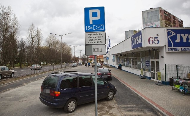 Część miejsc parkingowych przy drodze wewnętrznej dostępna dla mieszkańców jest tylko w nocy. Ogólnie jednak jest ich znacznie więcej niż przed remontem.