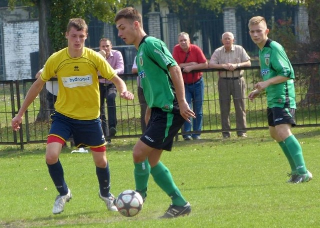 Piłkarze Stali II Stalowa Wola (zielono-czarne stroje) pokonali na swoim boisku Wisan Skopanie 3:0.