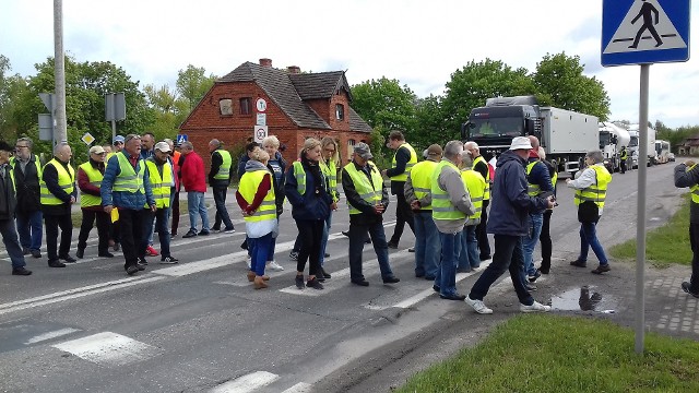 Po proteście mieszkańców Olimpina na drodze wojewódzkiej nr 254 na razie pojawiły się asfaltowe nakładki