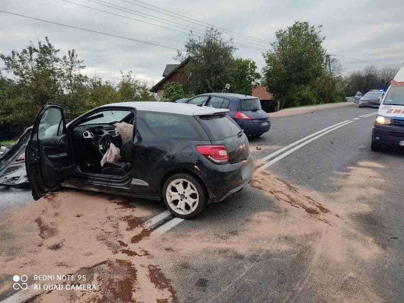 Wypadek Grybów. Czołówka na DK 28, dwie osoby trafiły do szpitala. Droga Nowy Sącz-Gorlice byłą zablokowana kilka godzin [ZDJĘCIA]