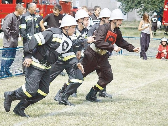Zawodnicy sprawdzili swoje przygotowanie kondycyjne i wyszkolenie techniczne, biorąc udział w sztafecie pożarniczej z przeszkodami oraz w ćwiczeniach bojowych.