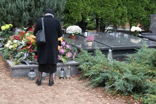 Na poznańskich cmentarzach komunalnych pochówki mają odbywać się także w soboty. Spowodowane to jest znacznym wzrostem liczby zgonów