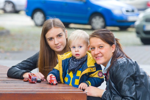 Pomagamy, bo to daje powera. Chcemy zarażać dzieci uśmiechem - zapewniają Karolina Czerniakiewicz (z lewej) i Ewelina Waracka, mama 2-letniego Bartusia (w środku).