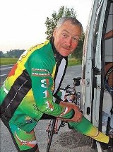 Szczecinek: Grzegorz Bordoszewski jedzie na rowerze w maratonie dookoła Polski