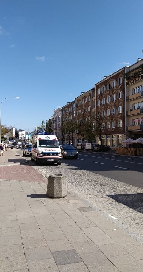 Zdarzenie drogowe na ulicy Sienkiewicza. Autobus miejski musiał gwałtownie zahamować. Sześć osób trafiło do szpitala [ZDJĘCIA]