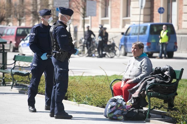 Niestety, autor rozporządzenia nie zdefiniował dokładnie, które potrzeby są niezbędne, a jego zalecenia zmieniają się, chociaż treść przepisów pozostaje niezmienna.Czytaj też:Koronawirus. Gdzie jest najbardziej niebezpiecznie?Jak pokonać zarazę?Ile Kościół straci na koronawirusie?Obowiązują też dodatkowe, bardziej szczegółowe zakazy:1. zakazane są imprezy, spotkania i zebrania z wyjątkiem spotkań z osobami najbliższymi;2. nie można korzystać m.in. z parków, zieleńców, promenad, bulwarów, ogrodów i plaż. Został także zamknięty wstęp do lasów państwowych;3. piesi nie mogą poruszać się w odległości od siebie mniejszej niż 2 metry, chyba że opiekują się m.in. dzieckiem do lat 13. lub osobą z niepełnosprawnością;4. niepełnoletni nie mogą poruszać się bez towarzystwa opiekuna lub innego dorosłego;5. nie można jeździć rowerami miejskimi.