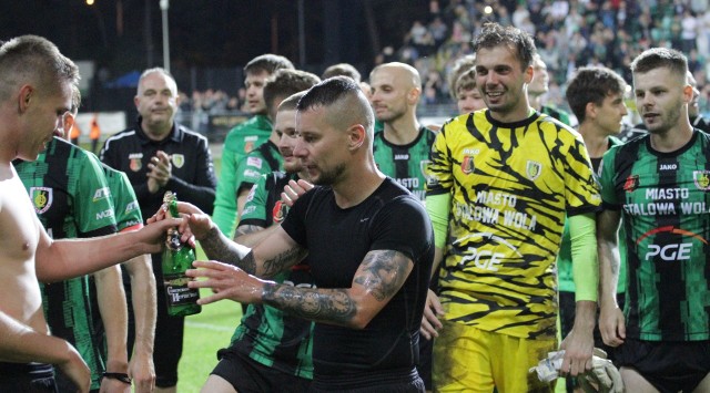 Piłkarze "Stalówki" świętują awans do drugiej ligi