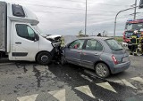 Wypadek busa i osobówki na Wschodniej Obwodnicy Wrocławia. Jedna osoba ranna