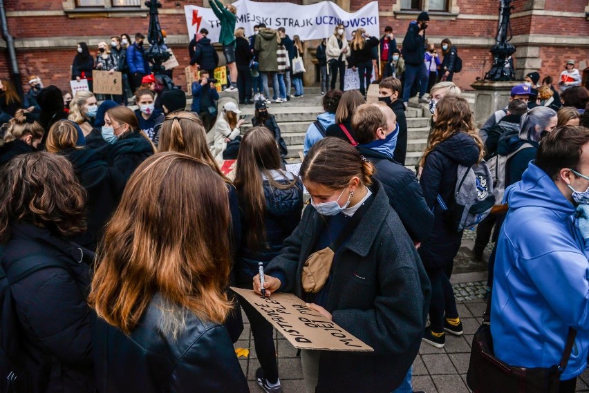 Trójmiejski Strajk Uczniowski w Gdańsku 28.10.2020 r....