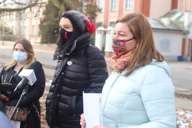 Łódzkie przedstawicielki Wiosny Kobiet skierowały pismo do Rzecznika Praw Obywatelskich w sprawie zarzutów o działania przemocowe wobec studentów w Szkole Filmowej w Łodzi. Apelują o zajęcie się kwestiami ujawnionymi w liście otwartym przez Annę Paligę, absolwentkę Państwowej Wyższej Szkoły Filmowej, Telewizyjnej i Teatralnej w Łodzi. CZYTAJ DALEJ NA KOLEJNYM SLAJDZIE>>>>