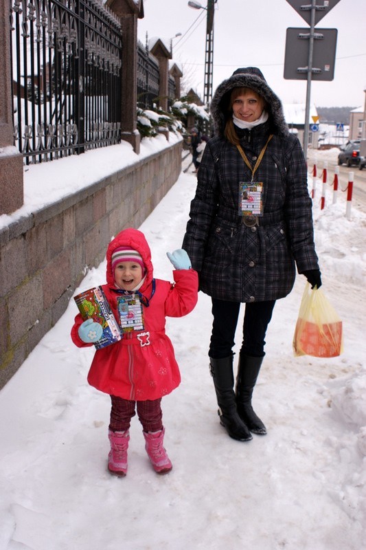 Oliwka ma 3,5 roczku i trzeci rok jest wolontariuszką. W tym roku zebrała 425 złotych. Kwestowała z mamą Agatą.