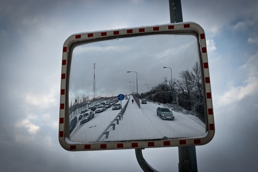 Atak zimy we Wrocławiu. Miasto stanęło w korku (ZDJĘCIA)