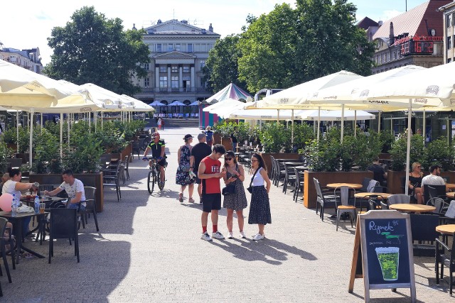 Remont płyty Starego Rynku uniemożliwił restauratorom wystawienie ogródków gastronomicznych. Niektórzy z nich znaleźli sposób na przyjęcie swoich gości pod chmurką. Na Placu Wolności stanęły stoiska, w których można kupić coś do jedzenia i picia, obok znajdują się krzesła z parasolami. Zobacz zdjęcia. Przejdź dalej --->