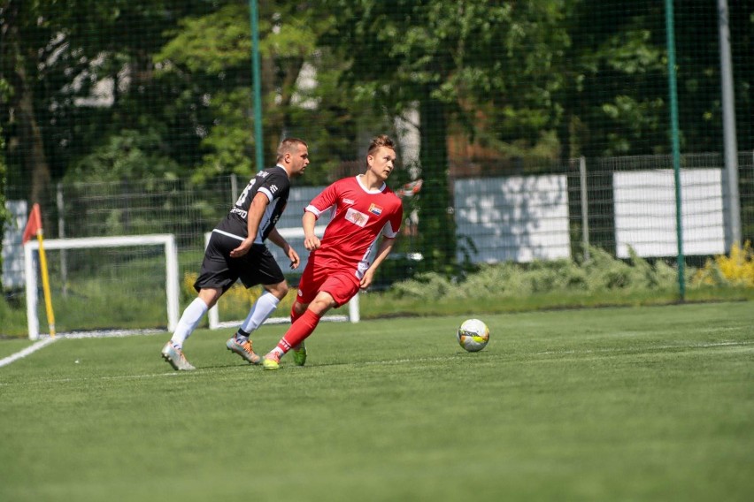 Hetman Białystok (czerwone stroje) przegrał 1:3 z Sokołem...