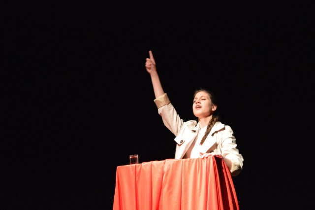 Viktoria Szopińska w monodramie „Mit”, który został pokazany także w Chojnicach w ramach teatralnej wymiany doświadczeń
