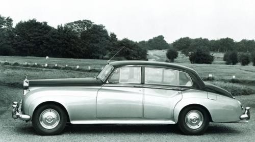 Fot. Rolls-Royce: Wersja z przedłużonym o 10 cm rozstawem...
