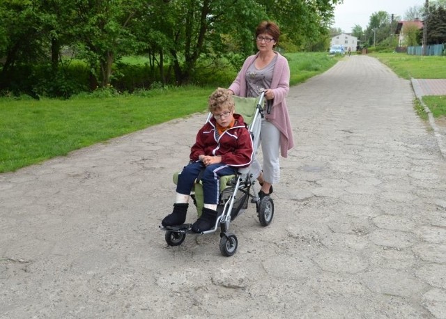 &#8211; Ciężko tą drogą przejechać wózkiem &#8211; mówi Lucyna Broda, która wychowuje niepełnosprawne dziecko