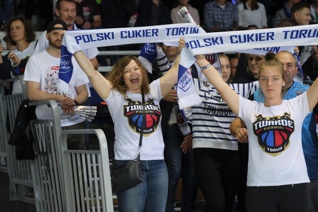 Polski Cukier Toruń zremisował pierwszy mecz o awans do fazy grupowej Ligi Mistrzów. Wierni kibice wspierali Twarde Pierniki, które nie są bez szans w rewanżu w Bayreuth.Zobaczcie zdjęcia kibiców >>>