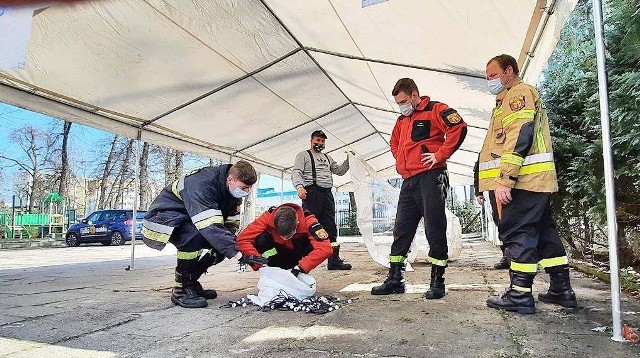 W sobotę 17 kwietnia strażacy OSP z Nakła rozstawili przy Nakielskim Ośrodku Kultury dwa namioty