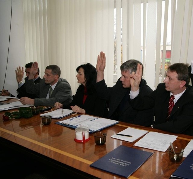 Spośród 17 radnych powiatu tarnobrzeskiego, poprawnie oświadczenia majątkowe wypełniło tylko trzech. Jednym z nich był Dariusz Bukowski, pierwszy z prawej.