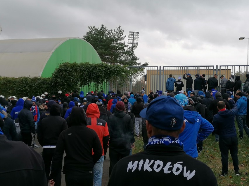 23.10.2021. Kibice Ruchu Chorzów przed stadionem Znicza...