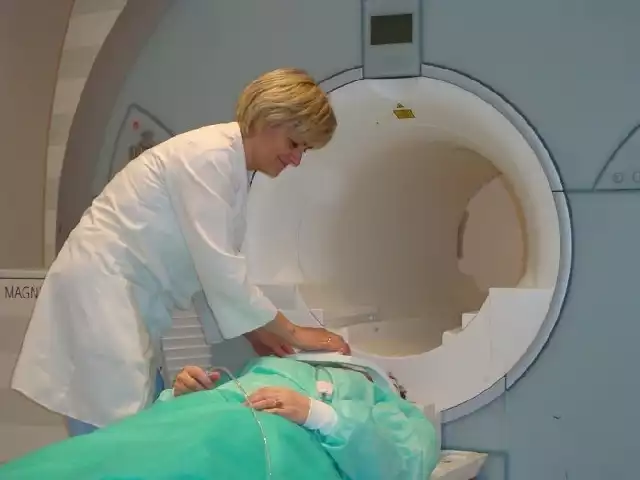Technik elektroradiologii Alicja Rekiel ze szpitala w Nowej Soli przeprowadza badanie przy pomocy rezonansu magnetycznego.