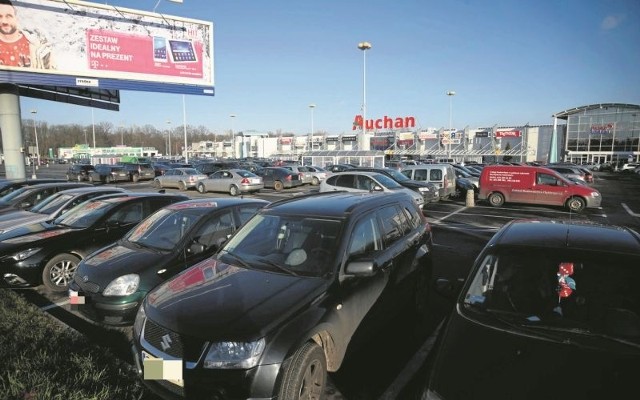 Na wąskich alejkach  zatłoczonych parkingów o stłuczkę nie jest  wcale trudno.