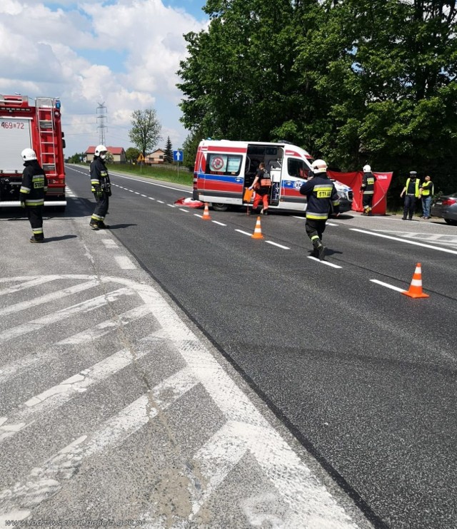 W Kruszowie w gminie Tuszyn na drodze krajowej nr 12 w środę 27 maja wydarzył się tragiczny wypadek. Zginął rowerzysta.KLIKNIJ NA KOLEJNE ZDJĘCIE >>>