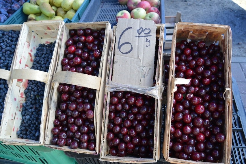 Mnóstwo owoców i warzyw na piątkowym targu w Stalowej Woli. Jakie ceny? Zobacz zdjęcia