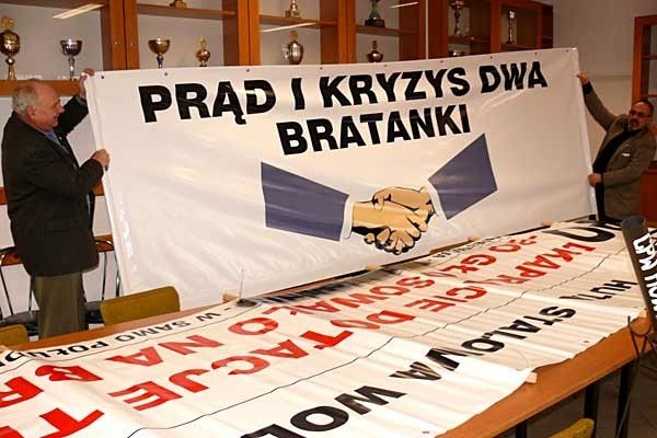 M.in. takie transparenty przywiozą dziś do Rzeszowa protestujący związkowcy.