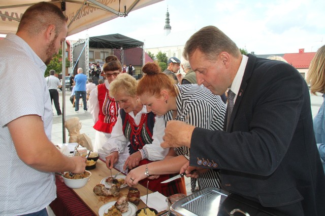 Dariusz Skiba, burmistrz Bodzentyna ze smakiem rozpoczął kosztowanie golonek przyrządzonych na różne sposoby