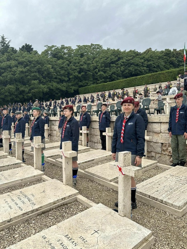 Na Polskim Cmentarzu Wojennym odbyły się uroczystości upamiętniające 80. rocznicę bitwy o Monte Cassino, stoczonej przez 2. Korpus Polski pod dowództwem gen. Władysława Andersa.