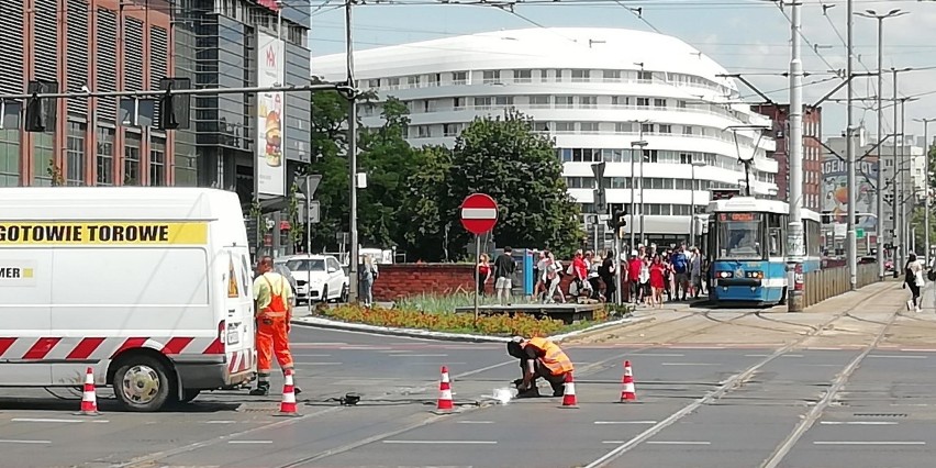 Tramwaje w centrum jadą objazdem przez zły stan torowiska