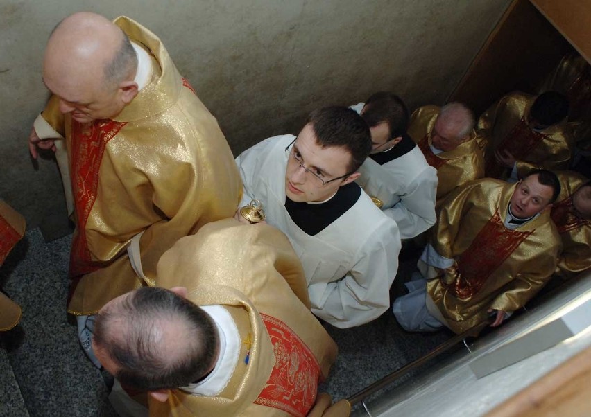 Stu księży w katedrze