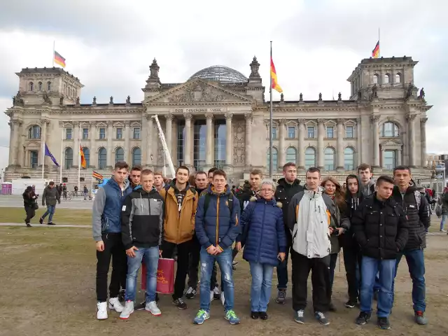 Uczniowie SZT przed niemieckim parlamentem w Berlinie.
