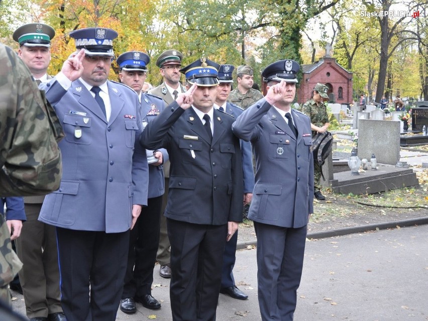 Śląscy policjanci odwiedzili zmarłych zasłużonych dla kraju