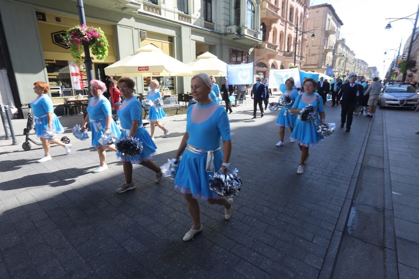 Niebieski Marsz Pokoju przemaszerował w piątkowe popołudnie ulicą Piotrkowską, były balony i Deklaracja Praw Człowieka