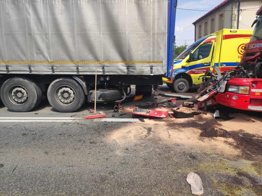 Zderzenie dwóch samochodów ciężarowych na ulicy Bielskiej w...