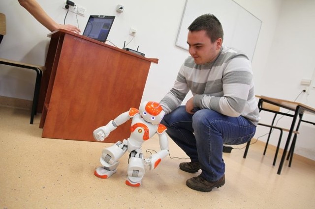 Roboty humanoidalne, kupione dzięki uczestnictwu w projekcie, pozwalają prowadzić bardzo nowoczesne zajęcia dla studentów.