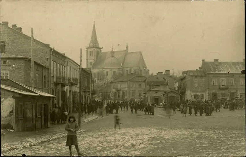 1916 rok,
Kościół Świętej Trójcy - widok z rynku.