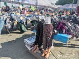 Mnóstwo letniej odzieży dla kobiet i mężczyzn na targu przy ul. Dworaka w Rzeszowie. Zobaczcie zdjęcia dzisiejszych stoisk