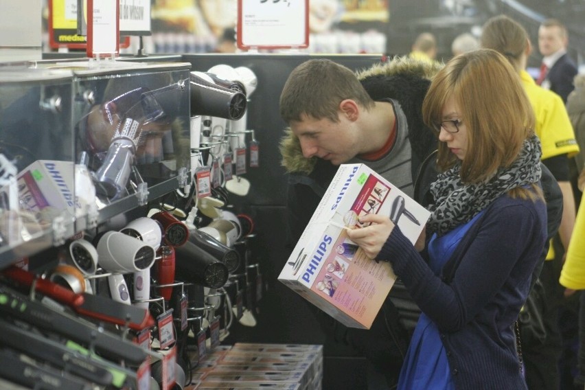 Wrocław: Dwa sklepy Media Expert otwarte. Klienci polowali na okazje (CENY, PROMOCJE, ZDJĘCIA)