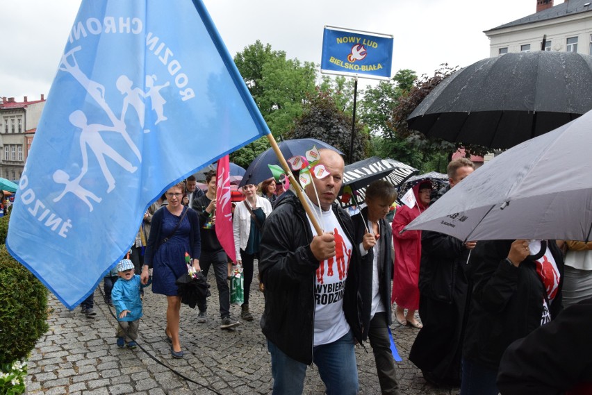 Marsz dla Życia i Rodziny przeszedł ulicami Bielska-Białej ZDJĘCIA