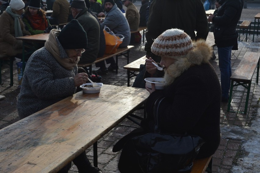 Częstochowa: Wigilia dla ubogich na Starym Rynku [ZDJĘCIA]