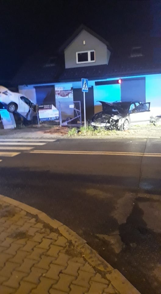 Wypadek na feralnym skrzyżowaniu w Pionkach. Na ulicy Zwoleńskiej zderzyły się dwa samochody, ranny został pasażer audi