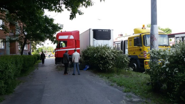 Wypadek na DK1 w Częstochowie. TIR zjechał z estakady wprost na chodnik